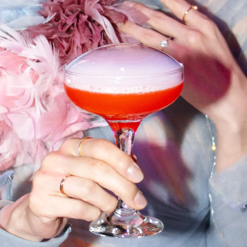 Cocteles de Errántico Vagobar en el afterparty oficial de una premier internacional en México, coctel rojo con espuma